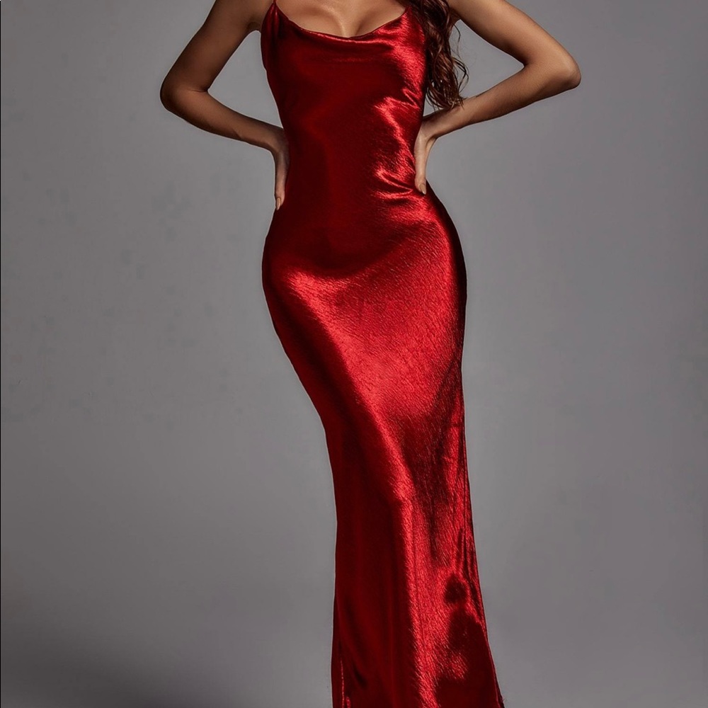 Red maxi dress (could fit a M-L)